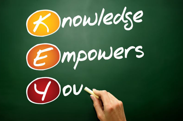 Na tablo napisane tri besede v angleščini - knowledge+empowers+you = key